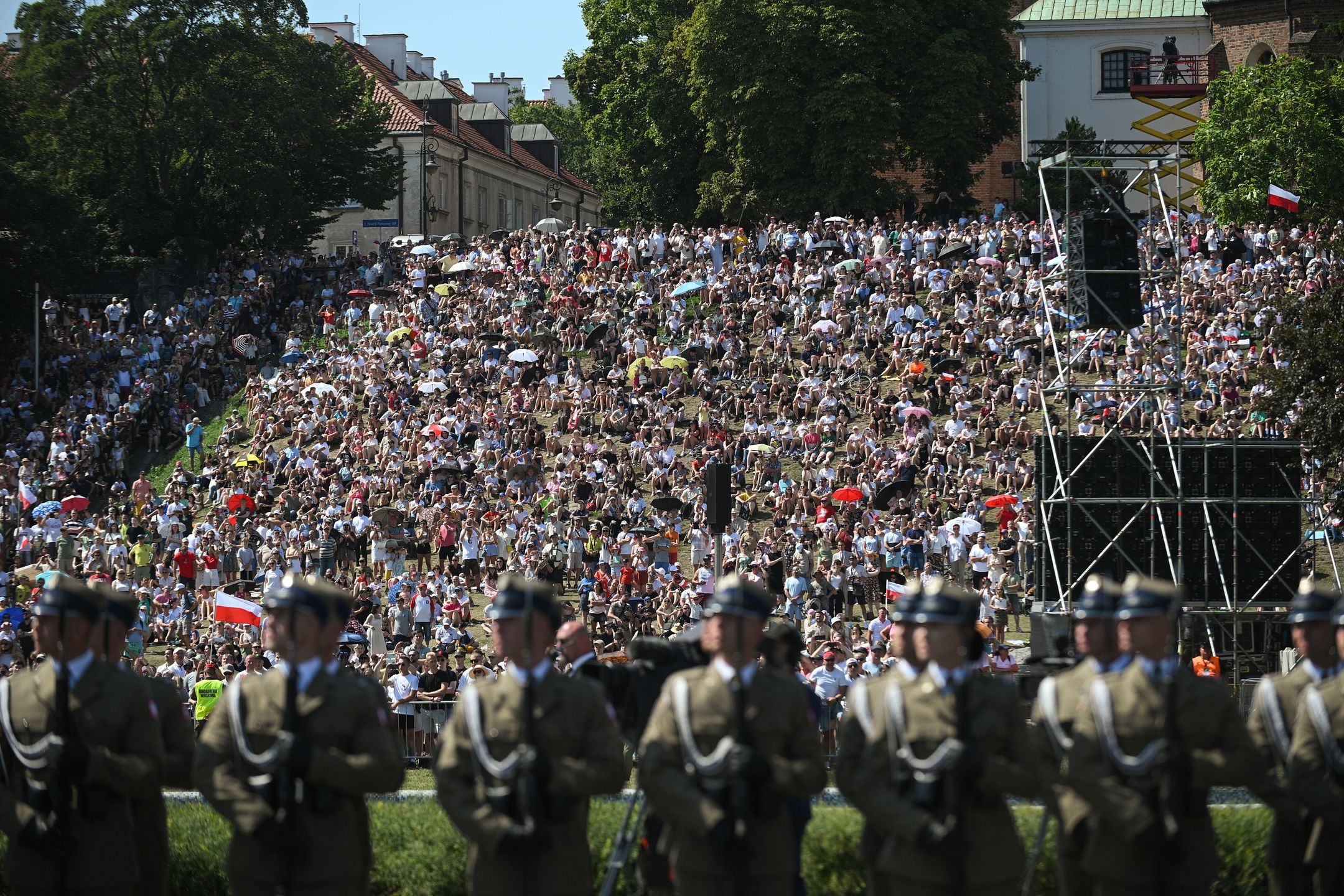 Warszawa, 15.08.2025. Ludzie zgromadzeni na Podzamczu, przed defiladą na warszawskiej Wisłostradzie, w ramach obchodów Święta Wojska Polskiego, 15 bm. Tegoroczna defilada wojskowa odbywa się pod hasłem ?Dziękujemy za Waszą służbę?. (mr) PAP/Marcin Obara