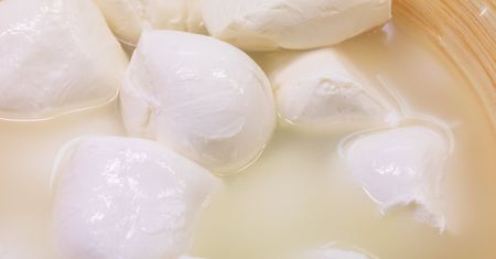 Nie marnuj zalewy z mozzarelli. Sprawdź, jak przyda się w kuchni