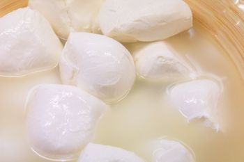 Nie marnuj zalewy z mozzarelli. Sprawdź, jak przyda się w kuchni