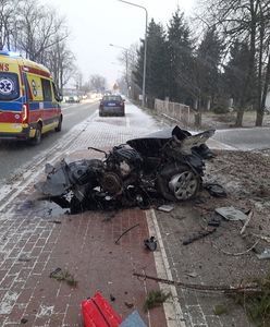 Bmw uderzyło w drzewo. Samochód rozpadł się na pół
