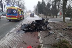 Bmw uderzyło w drzewo. Samochód rozpadł się na pół