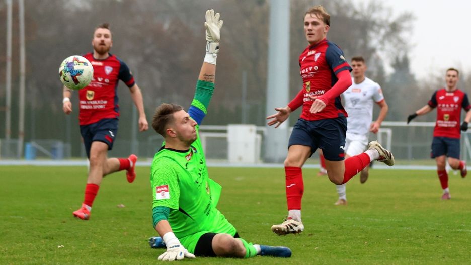 KS Wasilków (ciemniejsze stroje) chce w meczu z rezerwami Jagi zakończyć fatalną serię porażek