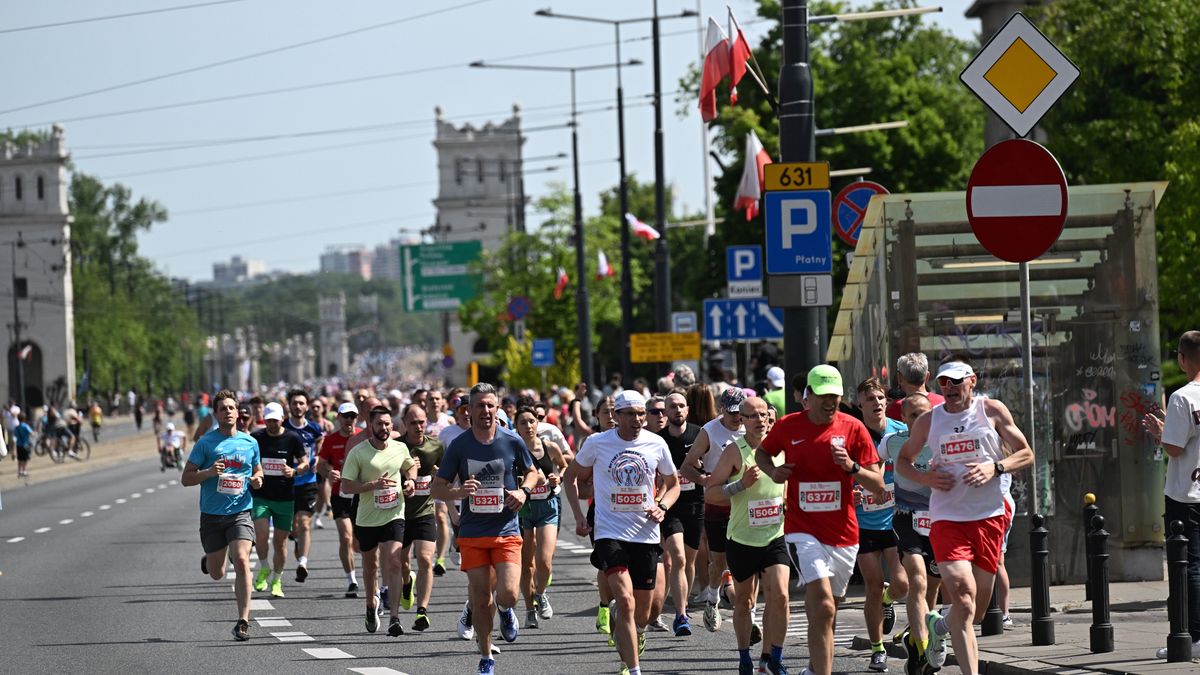 Zawodnicy na trasie 32. Biegu Konstytucji 3 Maja w Warszawie