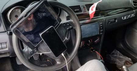 Przywiązał telefon i tablet do kierownicy. Policjant nie mógł wyjść ze zdziwienia