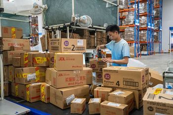 Zalew paczek z Chin. W Brukseli zapadła ważna decyzja