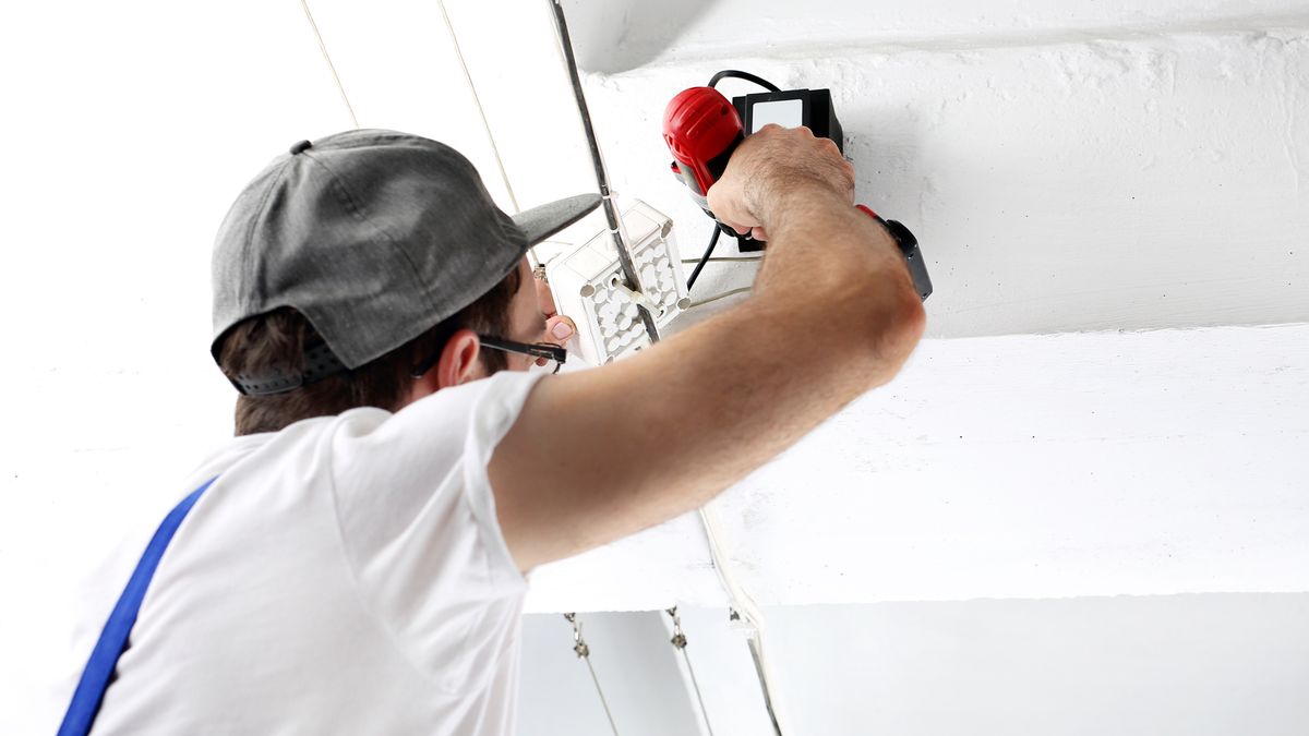 ola20
elektryk, elektryka, monter, pracownik, remont, sufit podwieszany, sufit kasetonowy, montaż, skrzynka rozdzielcza, miernik, wiertarka, technika, naprawa, serwis, serwisant, konserwator, instalacja, kable, internet, naprawia, drabina