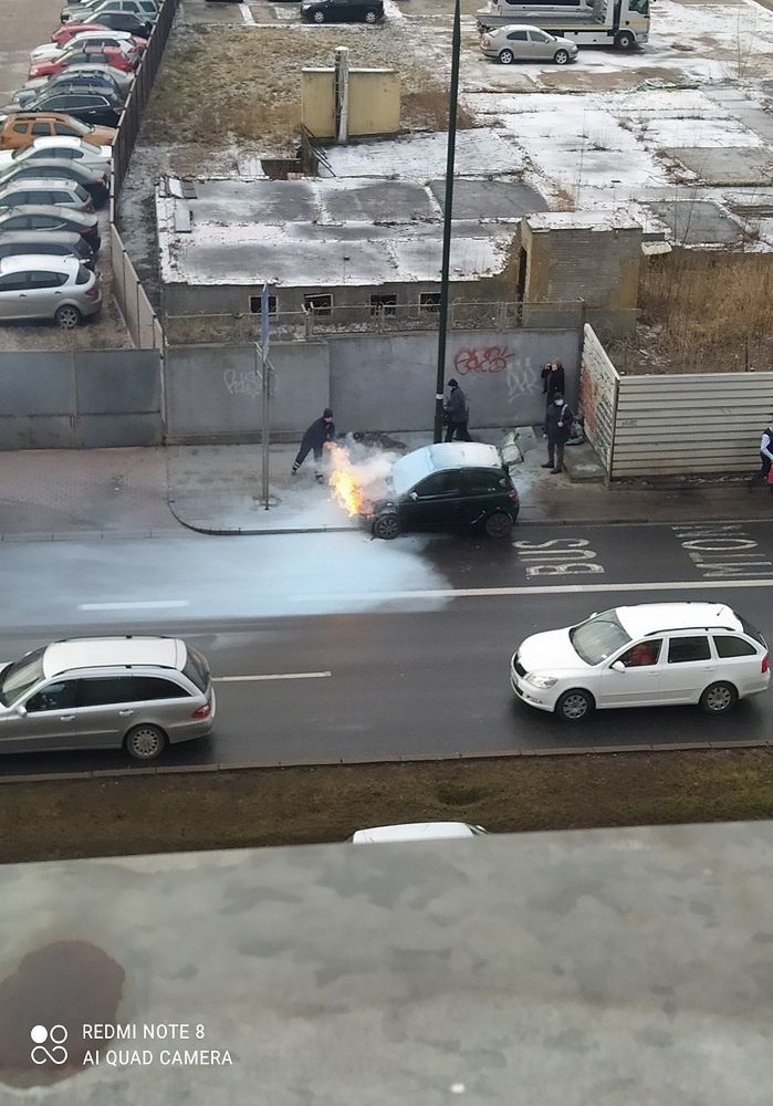 Warszawa. Pożar auta na Ochocie. "Prawdopodobnie doszło do samozapłonu"