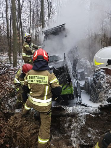 Maszyna leśna objęta pożarem
