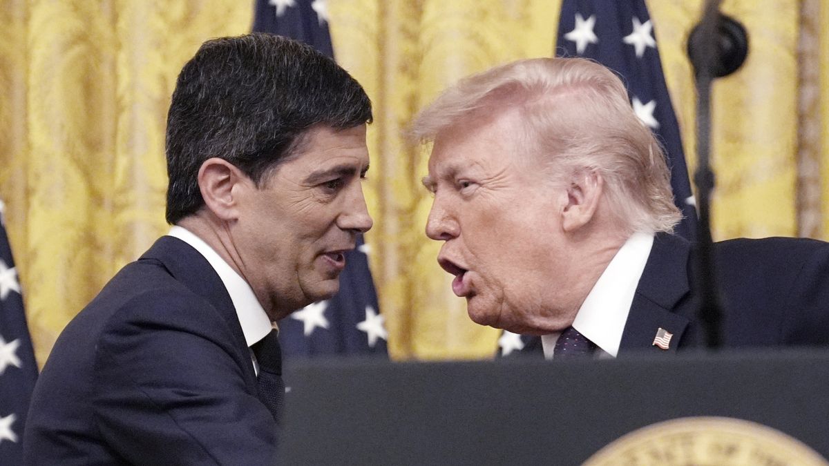 Nowy szef Fed Kevin Warsh (L) i prezydent USA Donald Trump (P)