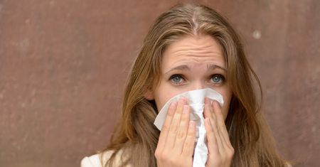 Dyskomfort w gardle, łzawienie i wysuszona śluzówka – przyczyna może być jedna