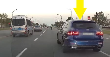Mrugnął światłami mercedesowi. Zemsta kierowcy w Warszawie