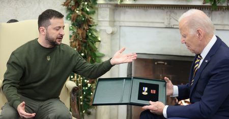 Przejmujące słowa Zełenskiego. Przekazał Bidenowi podarunek [RELACJA NA ŻYWO]
