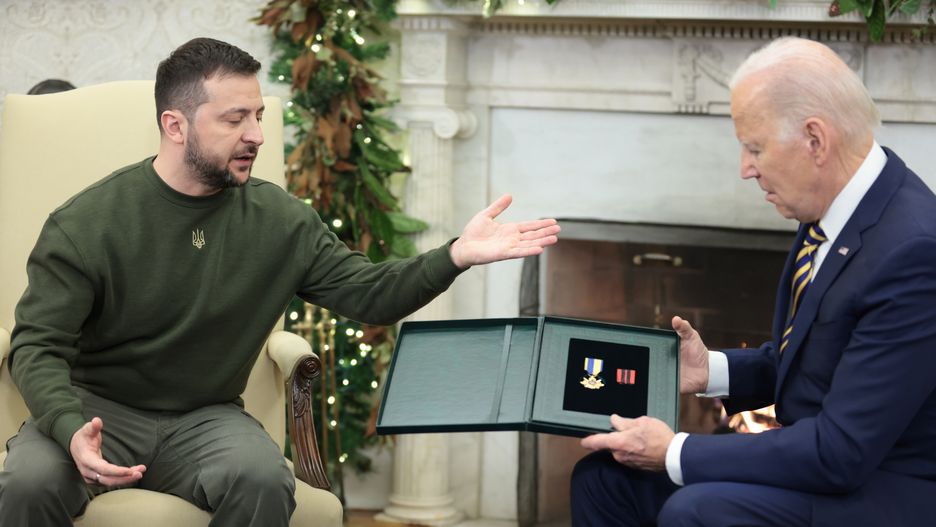 President Biden welcomes Ukrainian President Volodymyr Zelensky
epa10375855 US President Joe Biden (R) meets with Ukrainian President Volodymyr Zelensky (L) in the Oval Office at the White House, in Washington DC, USA, 21 December 2022 in Washington. Zelenskiy is on his first known foreign trip since Russia invaded Ukraine more than 300 days ago, travelling to the US on a high-stakes visit to secure support for his war effort.  EPA/Oliver Contreras/Sipa USA/POOL 
Dostawca: PAP/EPA.
Oliver Contreras/Sipa USA/POOL