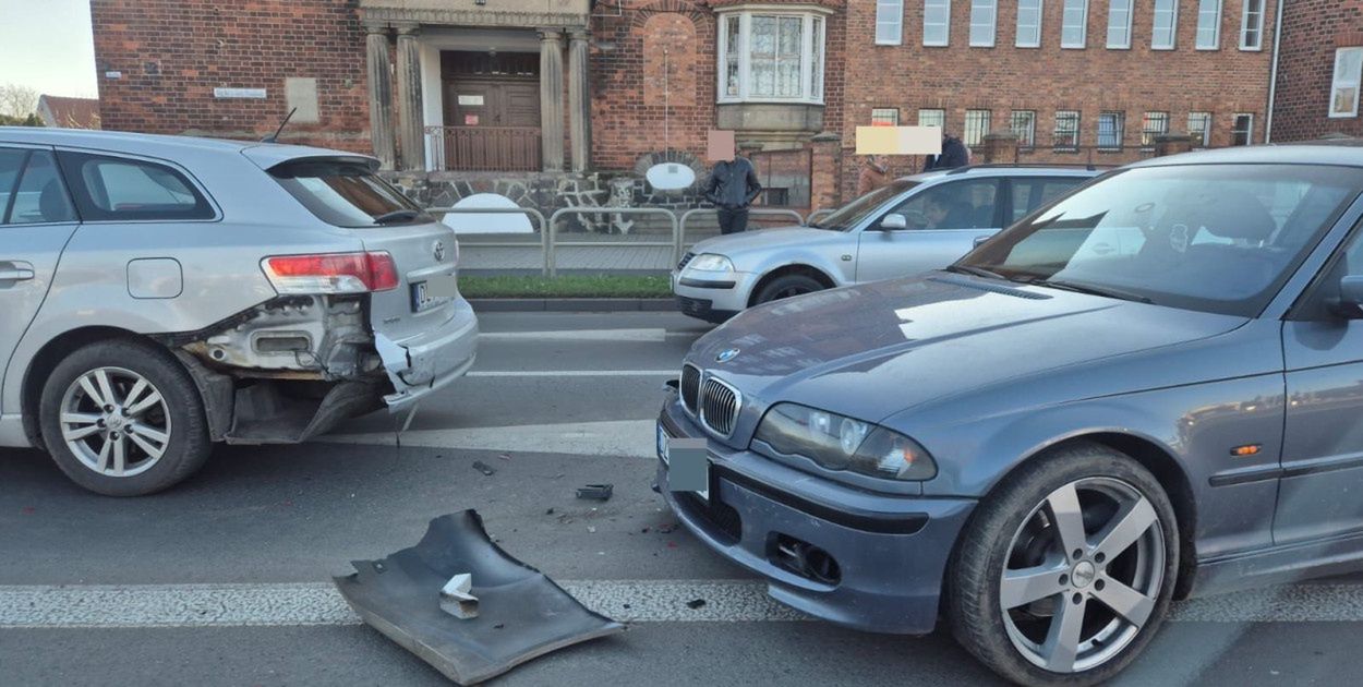 Legnica: Wystarczyła chwila nieuwagi i zakończył jazdę na zderzaku Toyoty