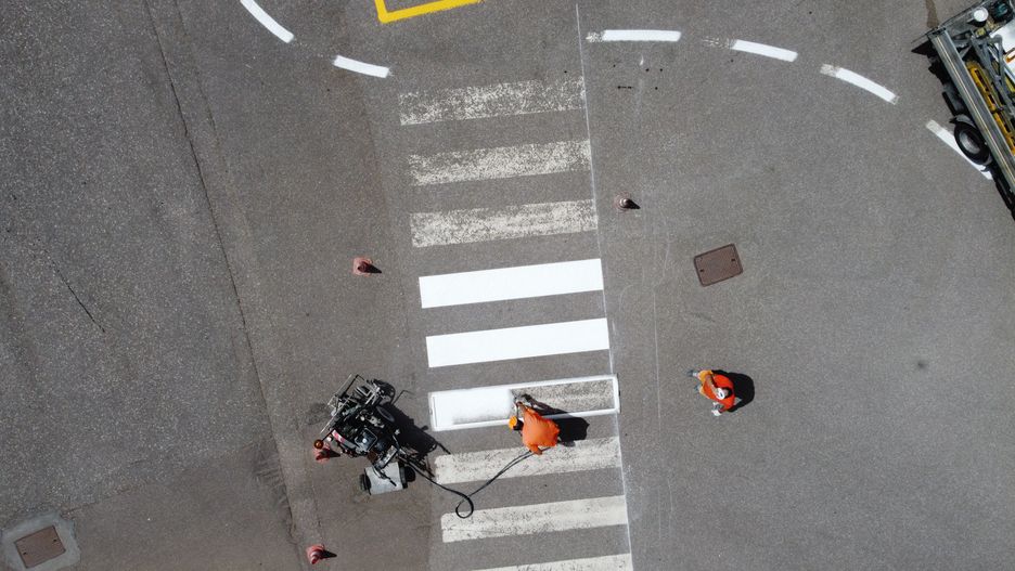 strada, asfaltata, autostrada, linea, modo, segno, ingorgo, direzione, corsia, auto, freccia, trasporto, vuoto, cittá, viaggiare, bianco, parcheggio, prospettiva, emblema, bici, condurre, urbana