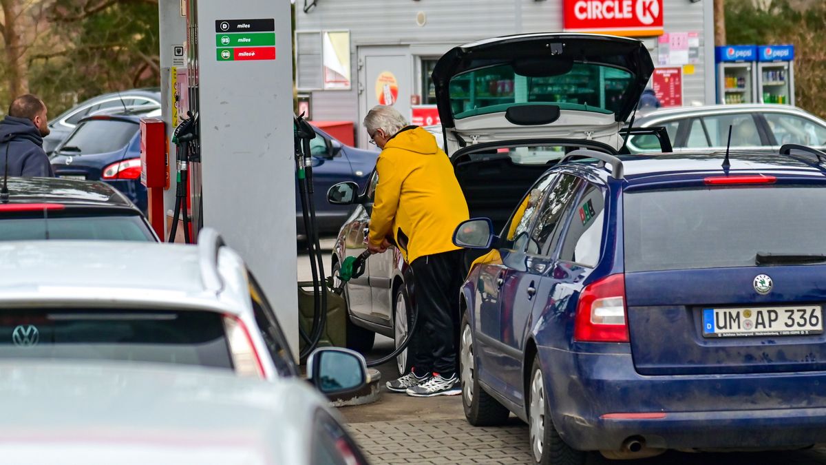 Kierowcy na stacji w Lubieszynie