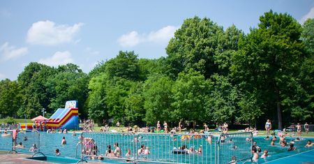 Bytom. Bakterie E.coli w brodziku. Odkryty basen miejski częściowo zamknięty