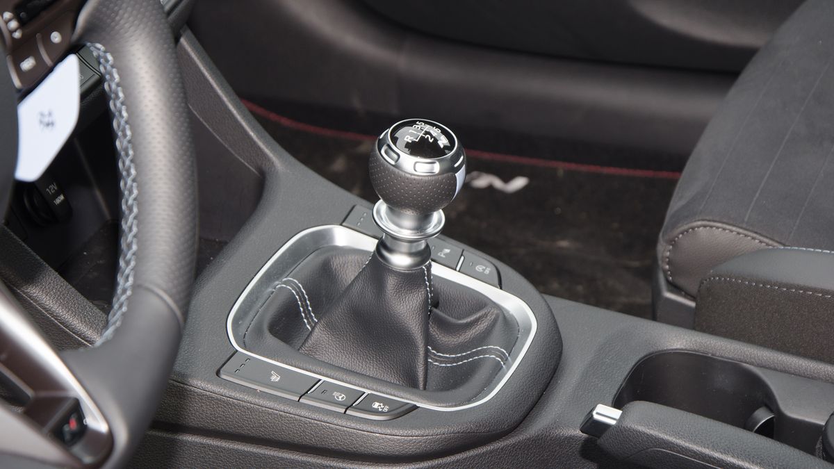 Manualna skrzynia biegów nie jest mechanizmem, który może pracować na jednym oleju przez całe życie. Wbrew zapewnieniom producentów.