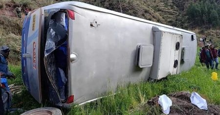 Turyści wracali z wycieczki, autokar wypadł z drogi. Jedna osoba nie żyje, czworo Polaków rannych