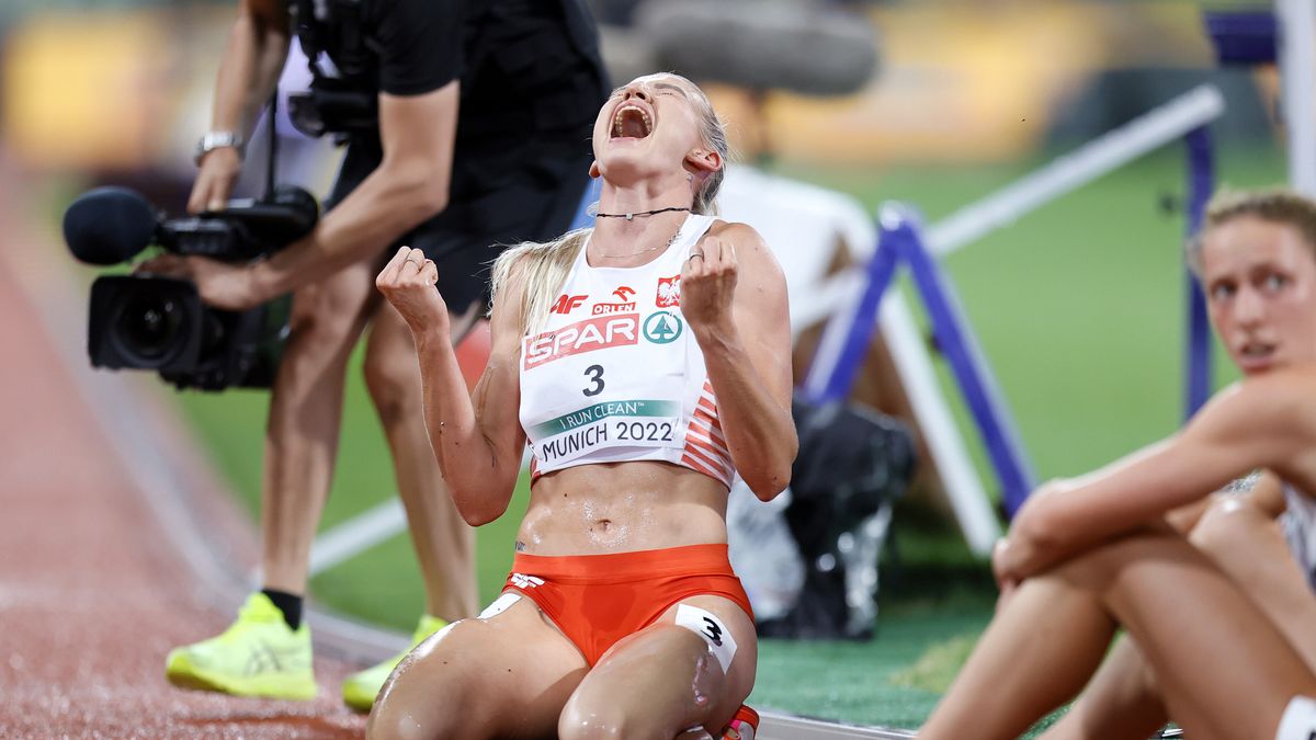 Adrianna Sulek of Poland celebrates after the 800m race in the Heptathlon during the Athletics events at the European Championships Munich 2022, Munich, Germany, 18 August 2022. The championships will feature nine Olympic sports, Athletics, Beach Volleyball, Canoe Sprint, Cycling, Artistic Gymnastics, Rowing, Sport Climbing, Table Tennis and Triathlon. EPA/RONALD WITTEK Dostawca: PAP/EPA.