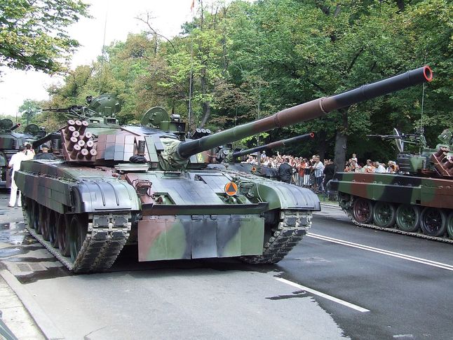 Czołg PT-91, chroniony przez polski pancerz CAWA. Na wieży widoczne kostki pancerza reaktywnego
