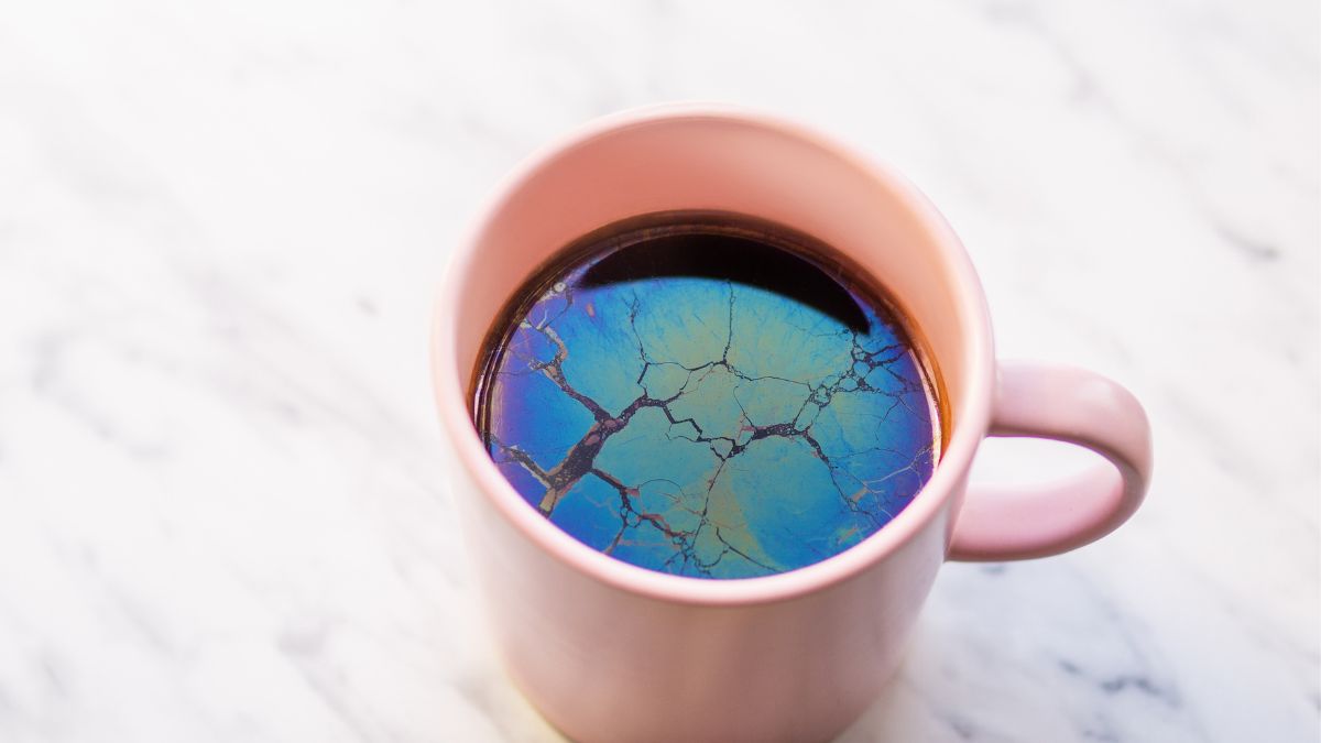 Co oznacza tłusty film, zwany kożuchem, na herbacie? 