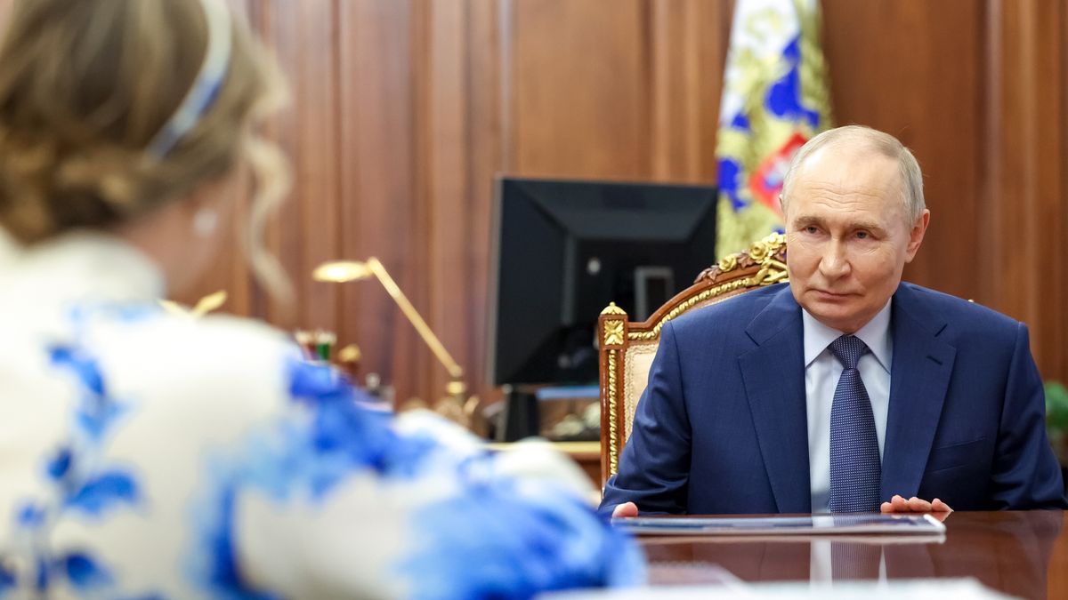Russian president receives Presidential Commissioner for Children's Rights at the Kremlin
epa12150731 Russian Presidential Commissioner for Children's Rights Maria Lvova-Belova (L) attends a meeting with Russian President Vladimir Putin (R) at the Kremlin in Moscow, Russia, 02 June 2025.  EPA/GAVRIIL GRIGOROV/SPUTNIK/KREMLIN POOL MANDATORY CREDIT 
Dostawca: PAP/EPA.
GAVRIIL GRIGOROV/SPUTNIK/KREMLIN POOL
russia, children, president