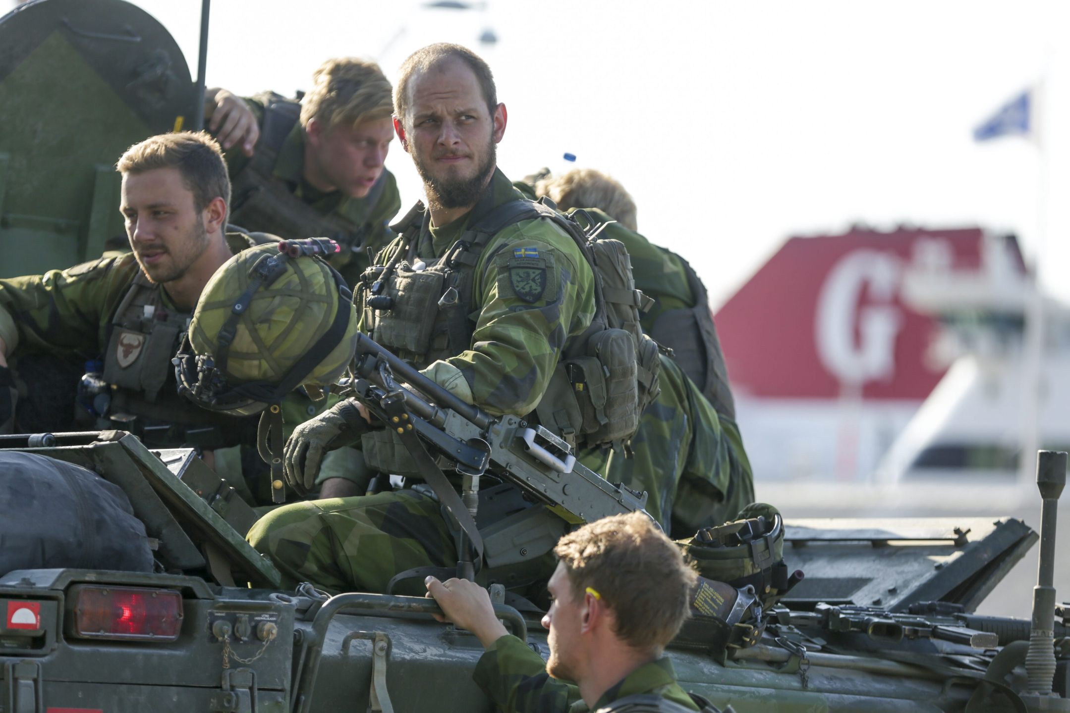 Military maneuver of Skaraborg Armoured Regiment
epa05539260 Part of a 160-man combat team from the Swedish Army's Skaraborg Armoured Regiment arrives at Visby harbor for a military maneuver on the island of Gotland, 14 September 2016. Swedish Supreme Commander Micael Byden (not shown) said the troops that are currently training on the island will remain there with immediate effect, six months earlier than planned for a full unit to replace them.  EPA/SOREN ANDERSSON SWEDEN OUT 
Dostawca: PAP/EPA.
SOREN ANDERSSON