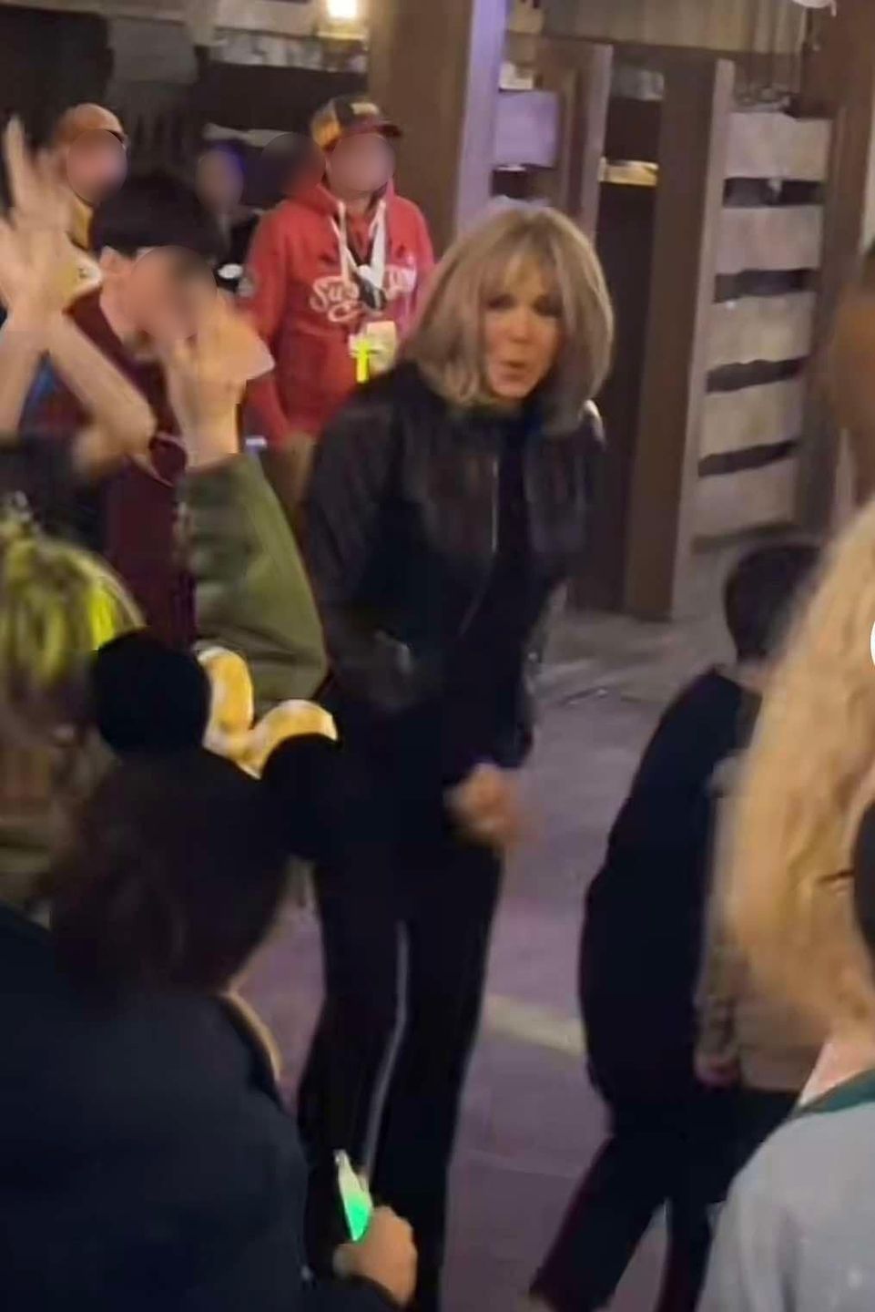 71-letnia Brigitte Macron wywija na parkiecie 