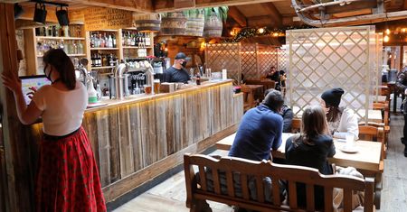 Pracownicy poszukiwani. Ogłoszenia na restauracjach i sklepach w Zakopanem