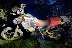 Wjechał motocyklem w ogrodzenie. Policjanci szybko poznali powód