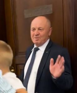 Kobieta z dzieckiem na ręku nie odpuściła Sawickiemu. Incydent w Sejmie
