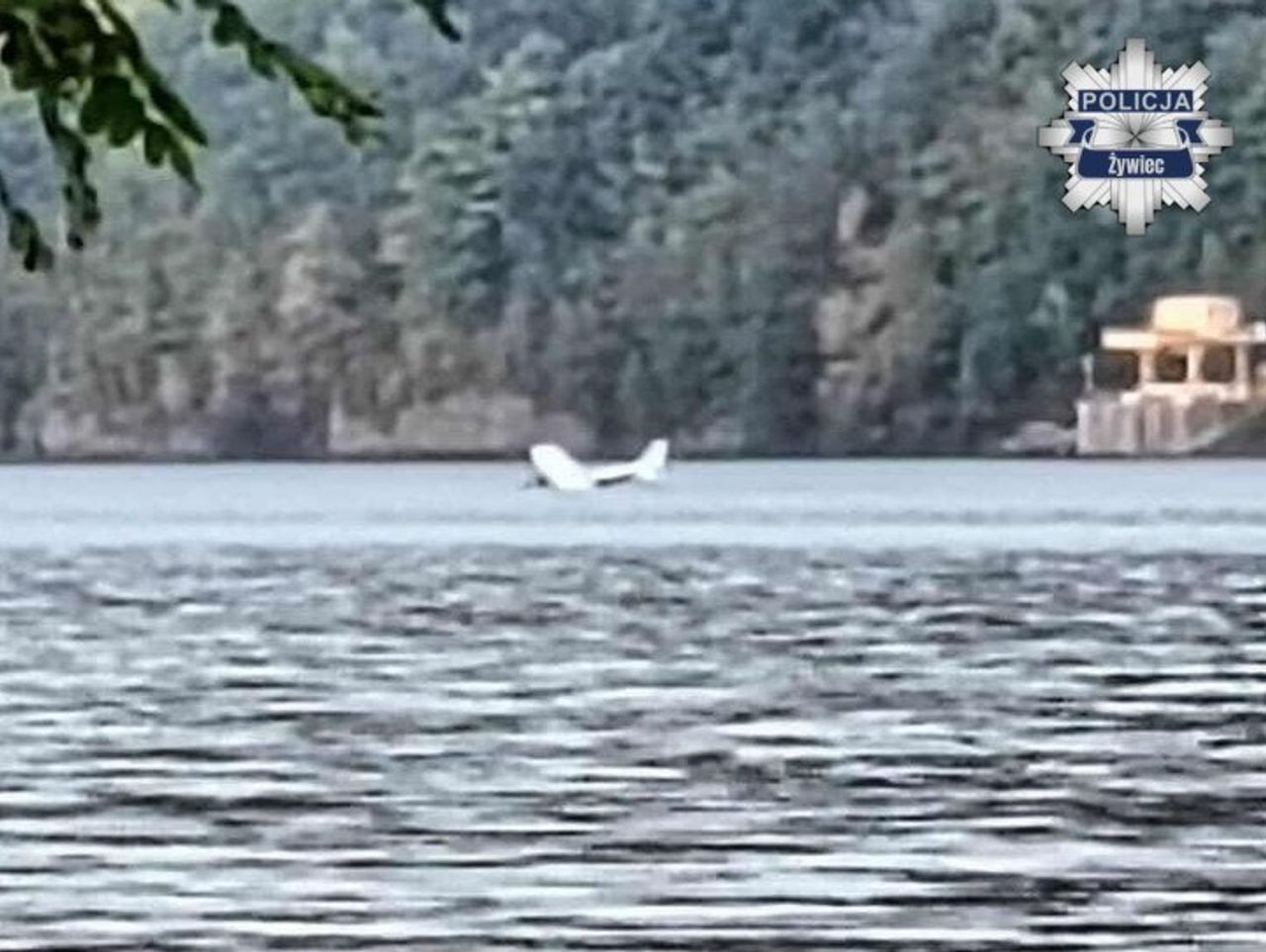 Międzybrodzie Bialskie: Pilot awionetki awaryjnie lądował na jeziorze. Samolot zatonął, mężczyznę uratowano