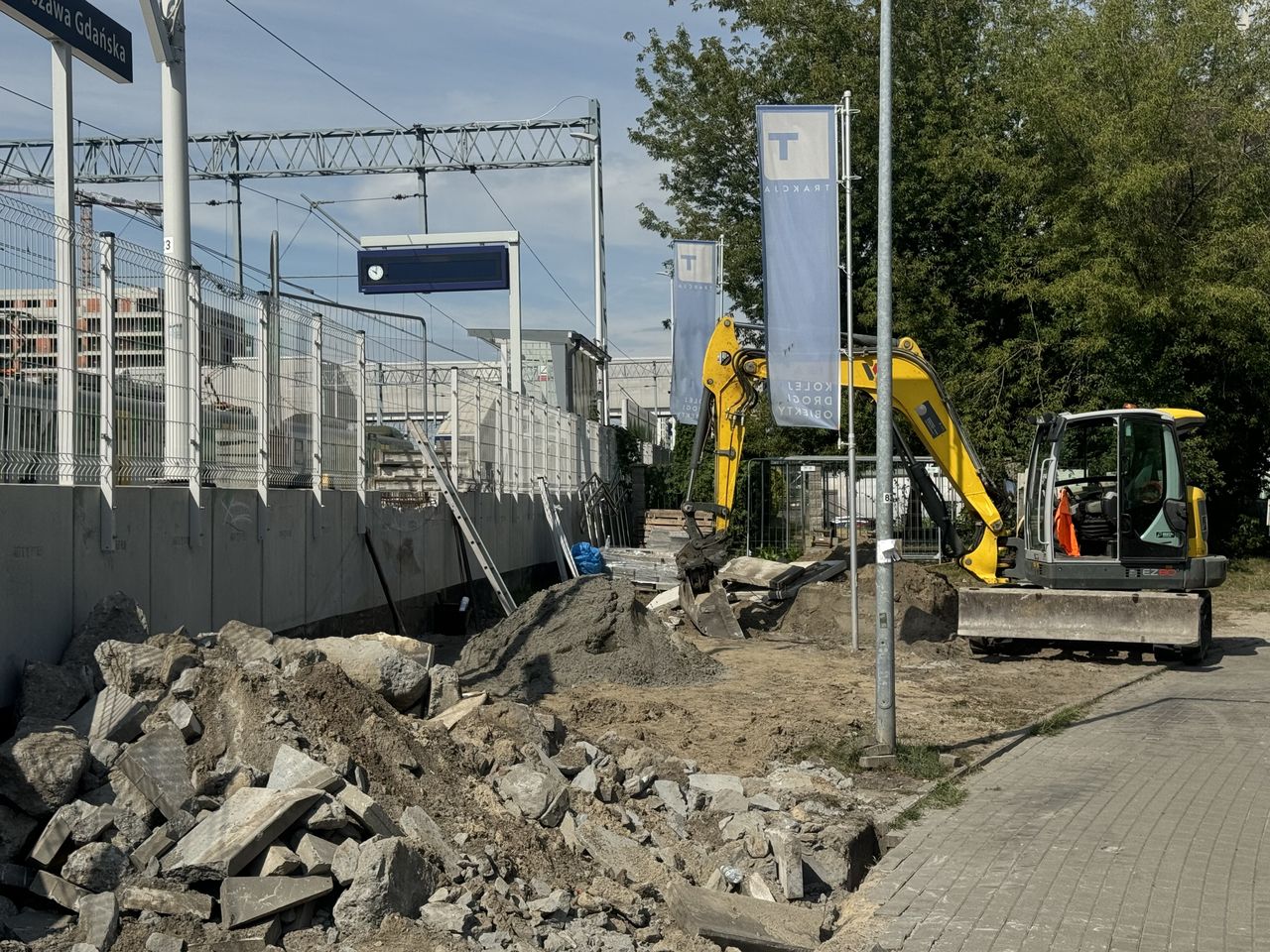 Rozebrali schody, które PLK otworzyły w grudniu. "O co tu chodzi?"