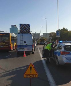 Wypadek miejskiego autobusu w Warszawie. Zginęła jedna osoba