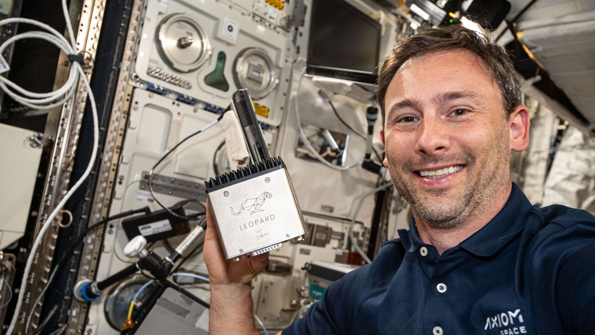 Sławosz Uznański-Wiśniewski z eksperymentem LeopardISS