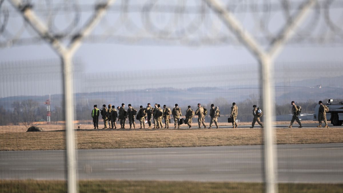 Żołnierze armii Stanów Zjednoczonych na lotnisku w podrzeszowskiej Jasionce, 14 bm. Czasowe rozmieszczenie amerykańskich sił w naszym kraju jest częścią działań, mających wzmocnić wschodnią flankę NATO i uspokoić obawy sojuszników USA w obliczu możliwej rosyjskiej eskalacji konfliktu na Ukrainie