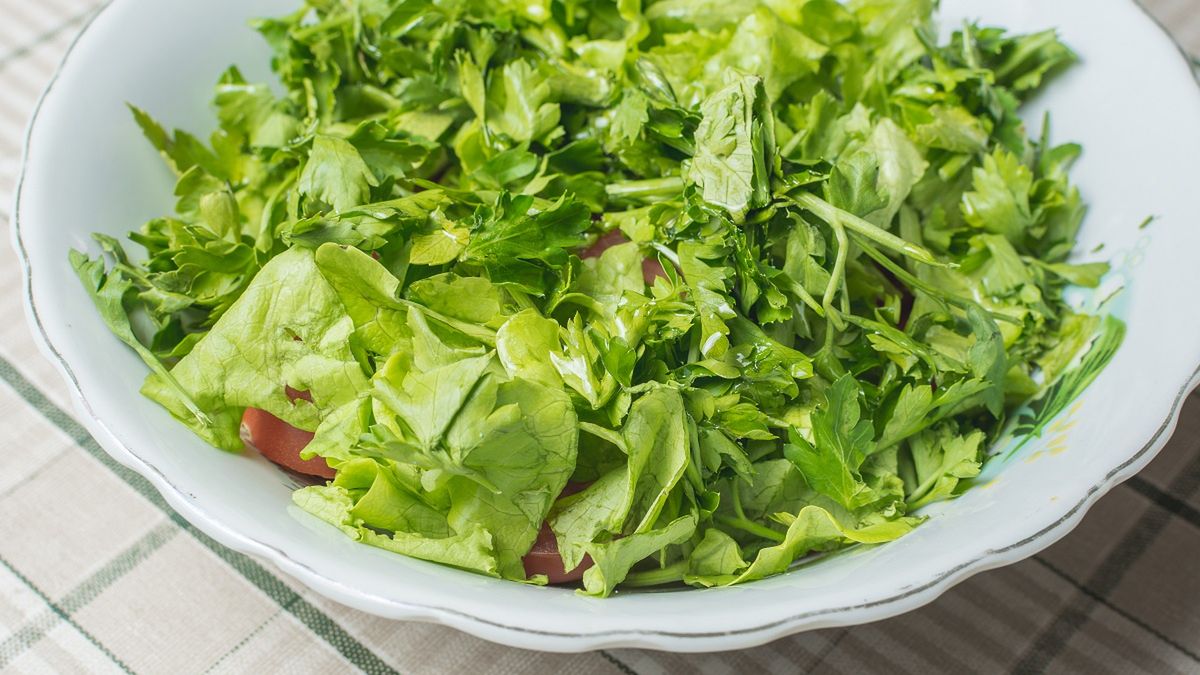 Ta zielona surówka pasuje do wielu dań