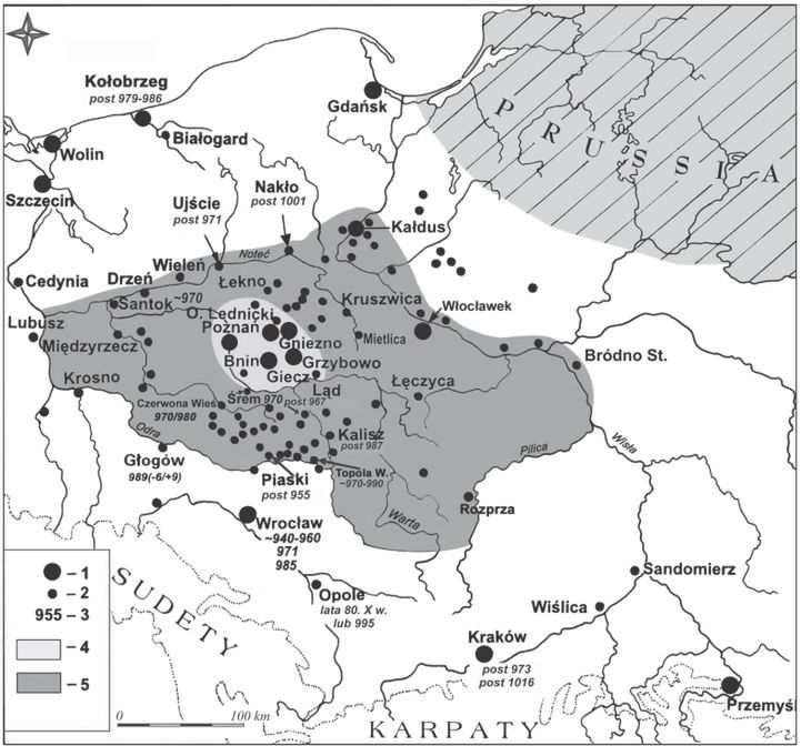 Najstarsze granice patrymonium Piastów (jasnoszarym kolorem) oraz domniemany obszar państwa Mieszka Pierwszego w początkach jego panowania (ciemnoszarym kolorem). Giecz widoczny mniej więcej pośrodku pierwotnej domeny rodu. Mapa prezentuje ustalenia Zofii Kurnatowskiej i Michała Kary. Źródło: Archeologia o początkach państwa Piastów, 2016.