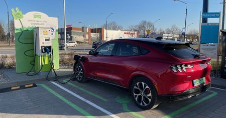 Przejście na elektryki do 2030 roku "zbyt ambitne". Ford sprowadzony na ziemię