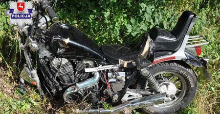 Do auta wpadł duży owad i uderzył kierowcę w oko. Samochód wjechał w motocykl