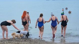 Chełm: Walentynkowe morsowanie "Chełmskich Morsów". Lodowata woda i gorące serca