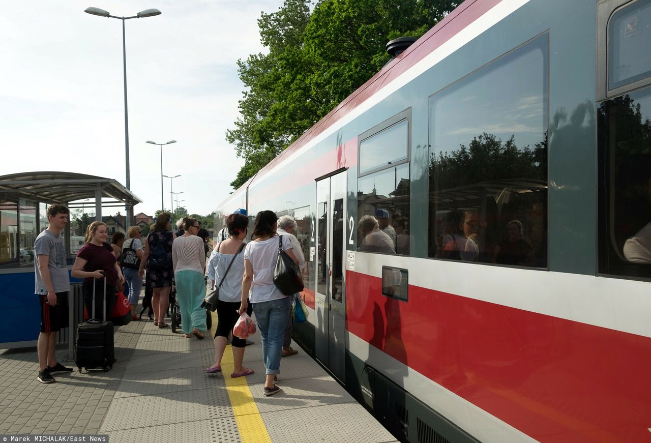 Jechał do Wrocławia pociągiem. Pokazał, co wyczyniały kobiety obok