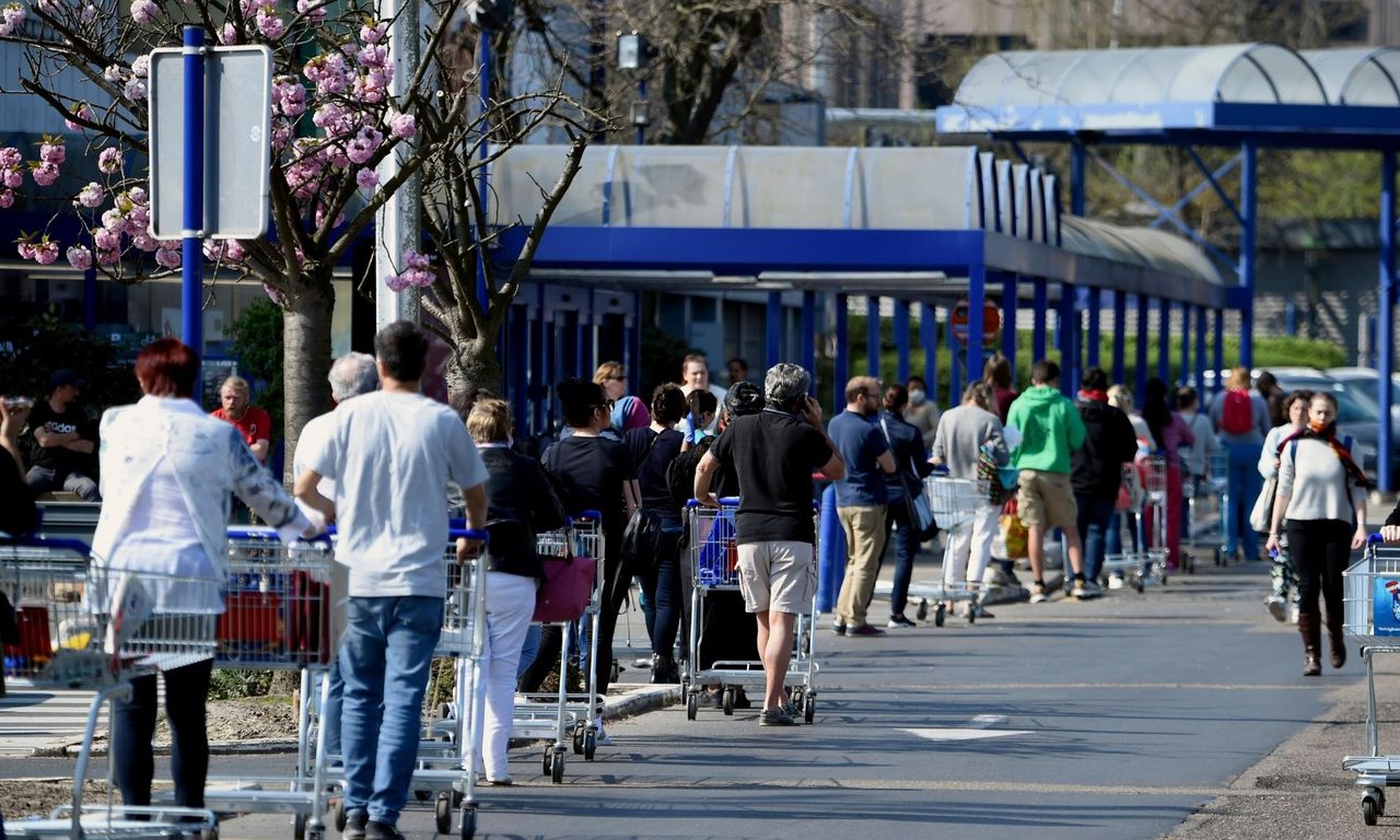 Kobiecie z 4-letnim dzieckiem nie pozwolono wejść do sklepu. Bulwersująca postawa kierowniczki