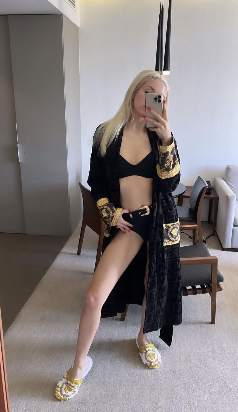 Caroline Derpienski wystrojona w Versace chwali się bogactwem w Dubaju 