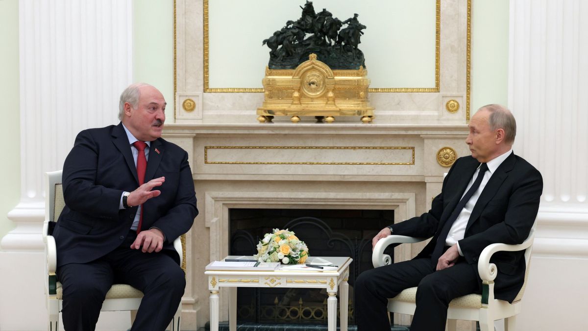 Russian President Vladimir Putin (R) speaks with Belarusian President Alexander Lukashenko during their meeting at the Kremlin in Moscow, Russia, 11 April 2024. EPA/GAVRIIL GRIGOROV/SPUTNIK/KREMLIN POOL MANDATORY CREDIT Dostawca: PAP/EPA.