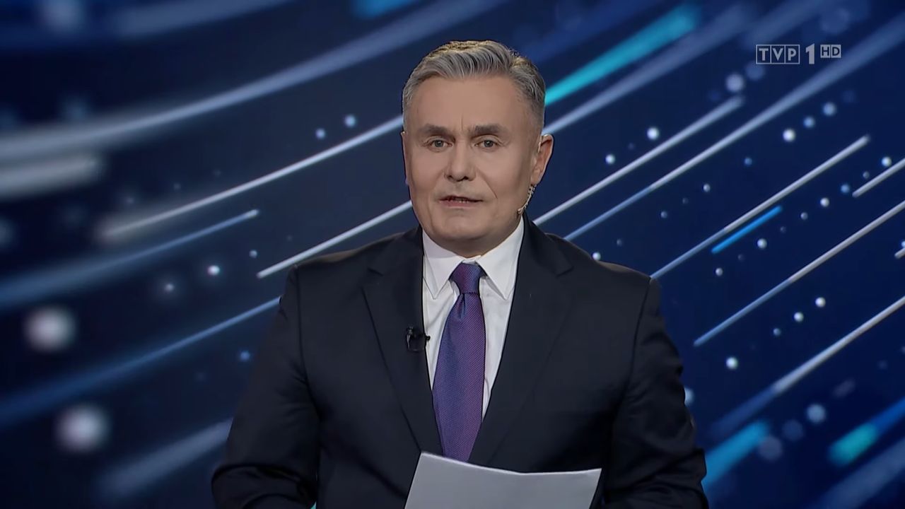 Marek Czyż jest jednym z prezenterów "19:30", który zapowiadał reportaże Agnieszki Zelek