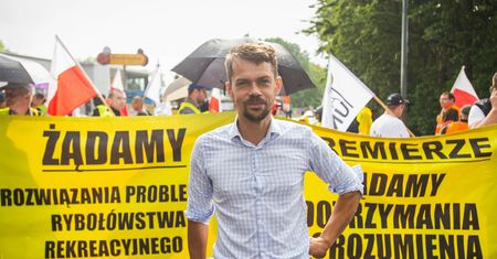 Wyrzucili go z PiS, stał się cierniem w boku rządu. Kim jest Michał Kołodziejczak?
