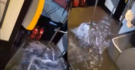 Nagranie z Krakowa. Woda wdarła się do autobusu
