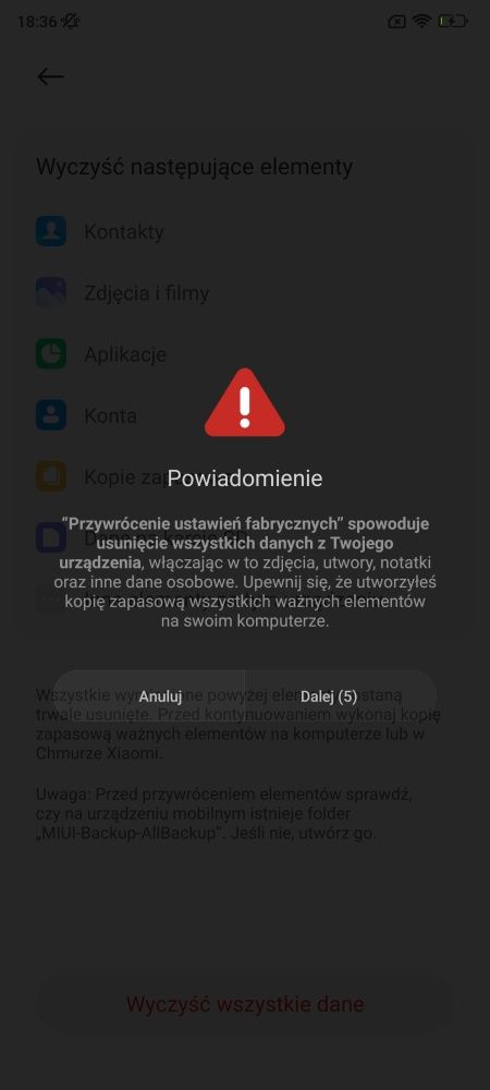Kolejne okna podczas resetowania telefonu Xiaomi. Telefon proponuje wykonanie kopii zapasowej, informuje o tym co grozi, gdy jej nie zrobimy i dwa razy wyświetla przycisk potwierdzenia z odliczaniem. Trudno tutaj zresetować telefon przypadkowo.